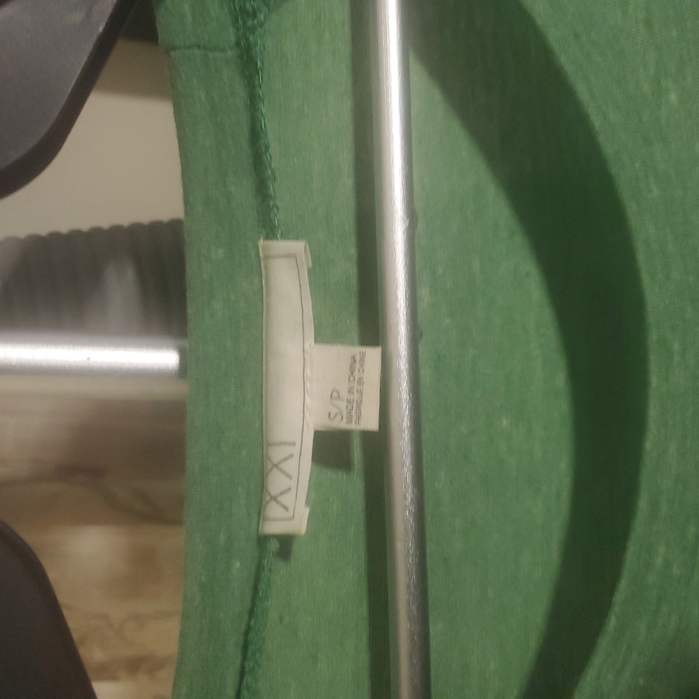 ××l Top - Picture 2 of 4